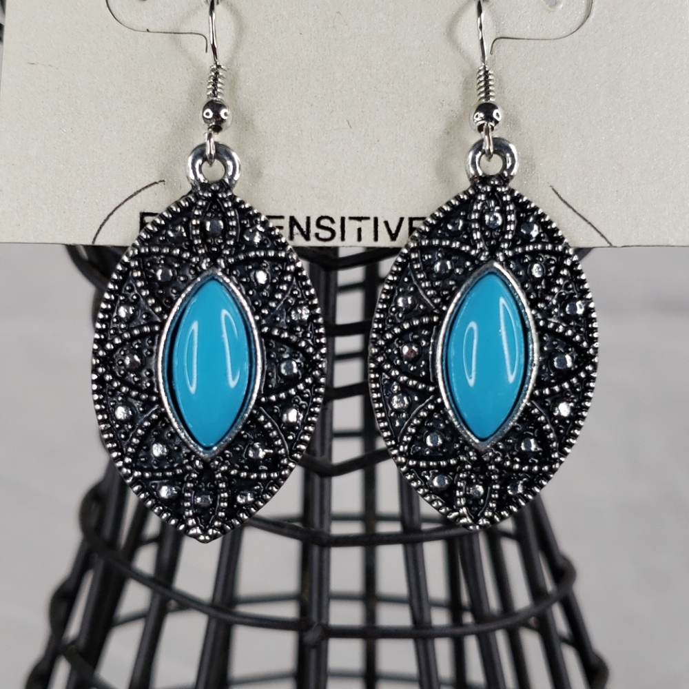 Pierced Earrings.   E4